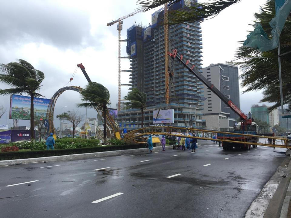 Đà Nẵng mưa to, gió giật cấp 9, loạt cây xanh, pano trang trí APEC bị ngã đổ