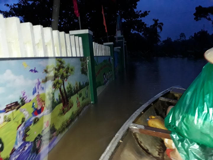 Núi sạt vùi lấp người đi trên Quốc lộ ở Quảng Nam