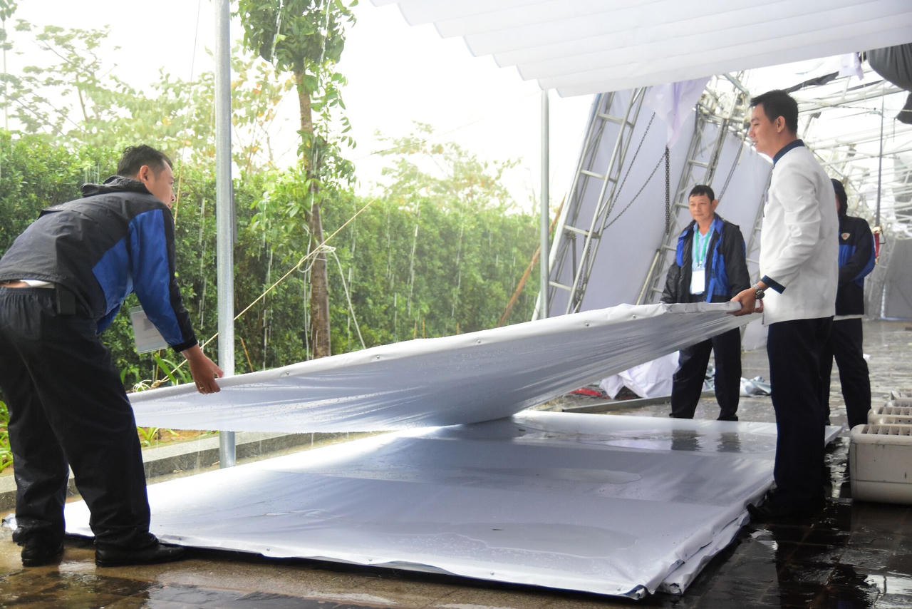 Lãnh đạo Đà Nẵng yêu cầu đêm nay dọn xong hậu quả bão trên đường phố