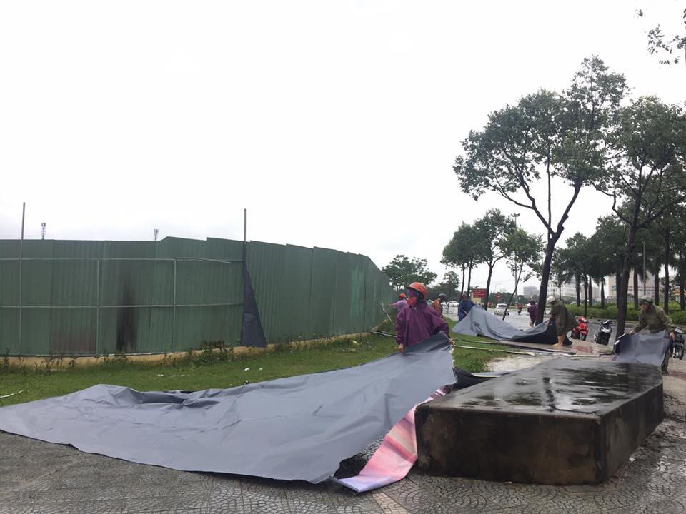 Lãnh đạo Đà Nẵng yêu cầu đêm nay dọn xong hậu quả bão trên đường phố