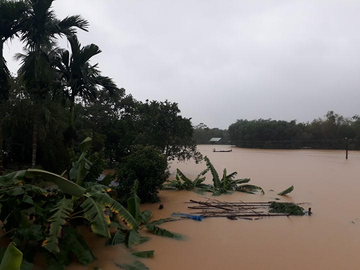 Núi sạt vùi lấp người đi trên Quốc lộ ở Quảng Nam