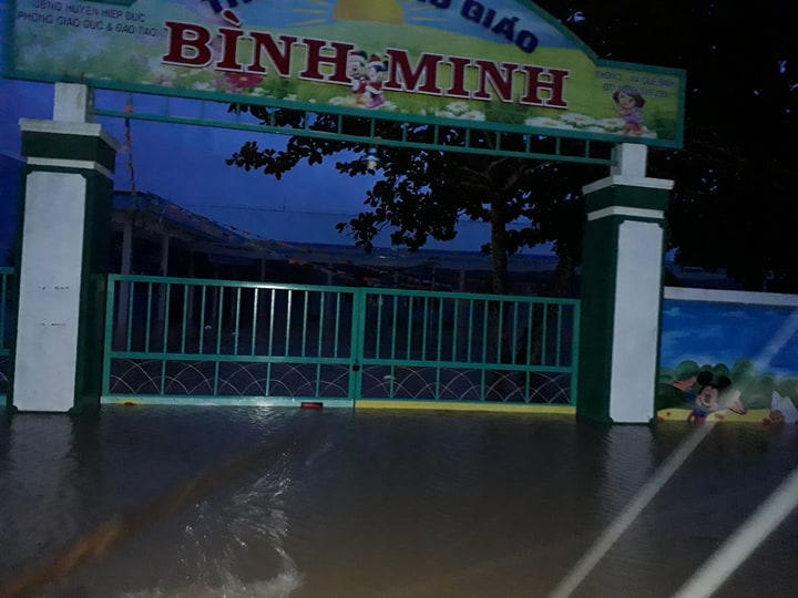 Núi sạt vùi lấp người đi trên Quốc lộ ở Quảng Nam