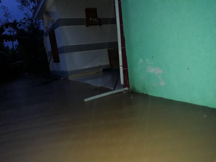 Núi sạt vùi lấp người đi trên Quốc lộ ở Quảng Nam