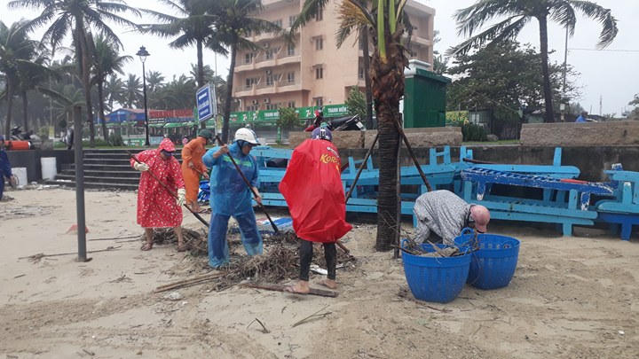 Lãnh đạo Đà Nẵng yêu cầu đêm nay dọn xong hậu quả bão trên đường phố