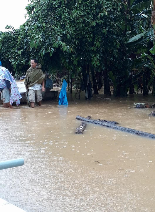 Núi sạt vùi lấp người đi trên Quốc lộ ở Quảng Nam