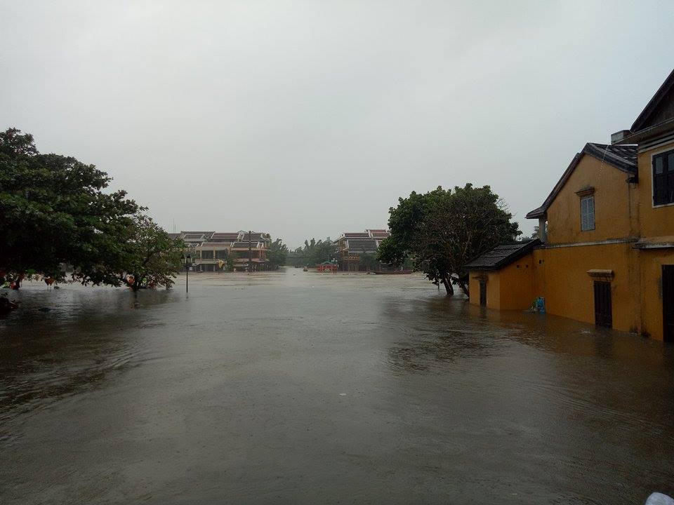 Quảng Nam, Đà Nẵng bị mưa lũ chia cắt nhiều nơi ở, Hội An ngập nặng