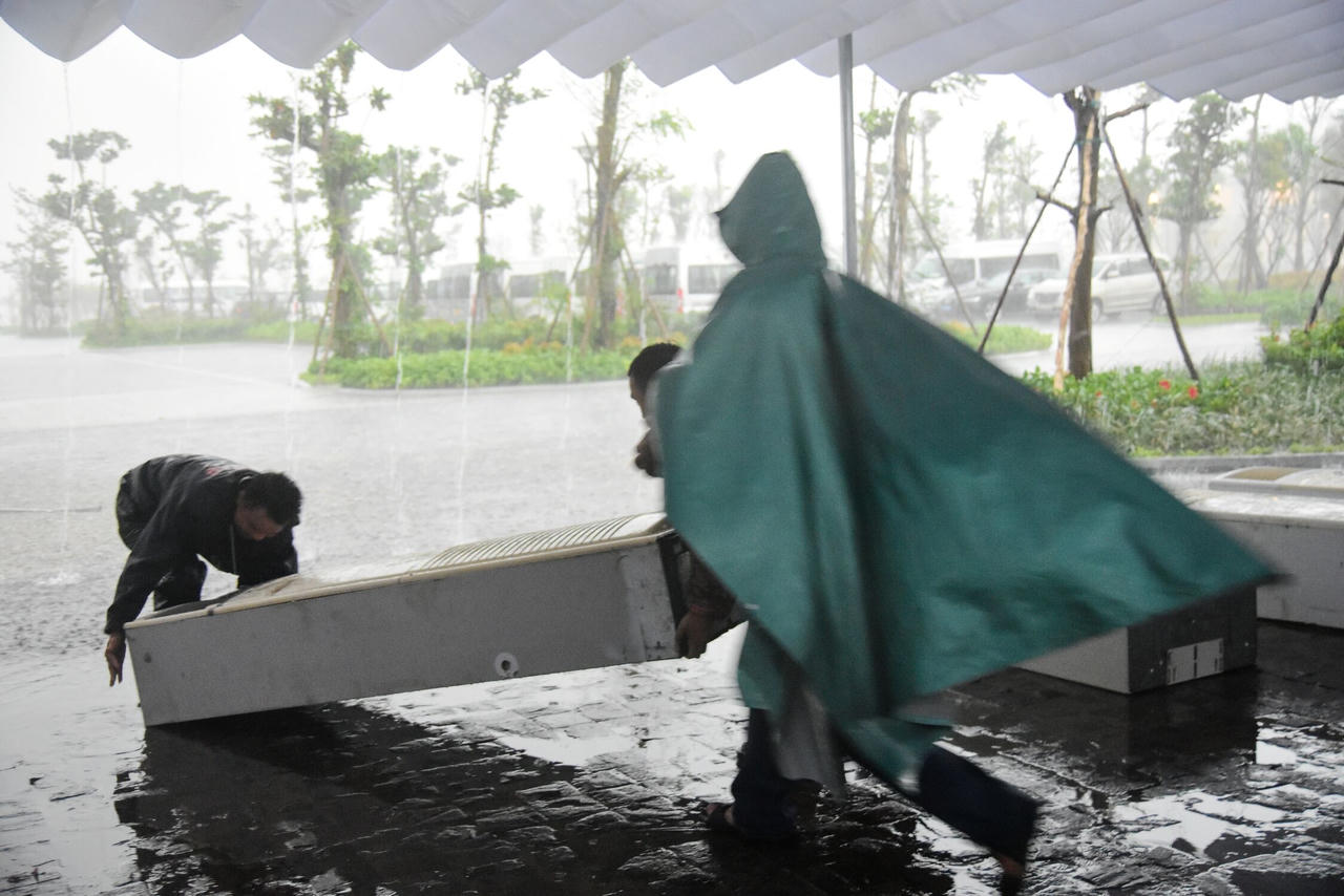 Lãnh đạo Đà Nẵng yêu cầu đêm nay dọn xong hậu quả bão trên đường phố