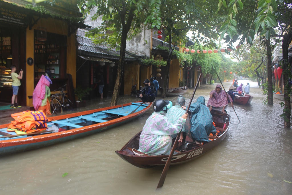 Quảng Nam, Đà Nẵng bị mưa lũ chia cắt nhiều nơi ở, Hội An ngập nặng