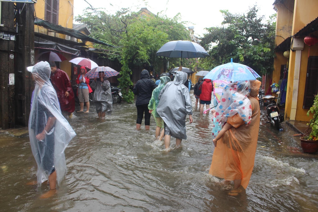 Quảng Nam, Đà Nẵng bị mưa lũ chia cắt nhiều nơi ở, Hội An ngập nặng