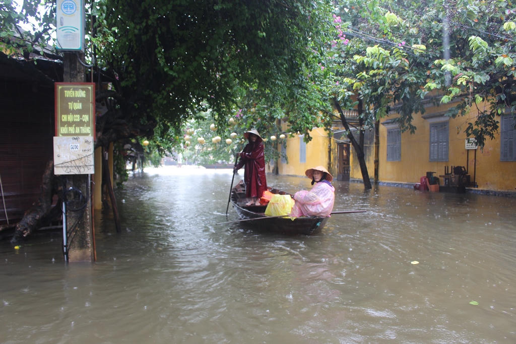 Quảng Nam, Đà Nẵng bị mưa lũ chia cắt nhiều nơi ở, Hội An ngập nặng