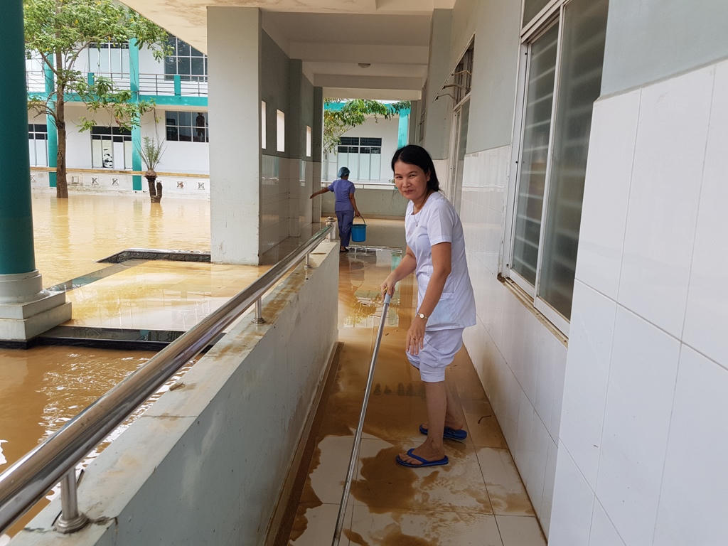 Bệnh viện Quảng Nam bị cô lập do lũ, hàng trăm bệnh nhân cần giúp đỡ