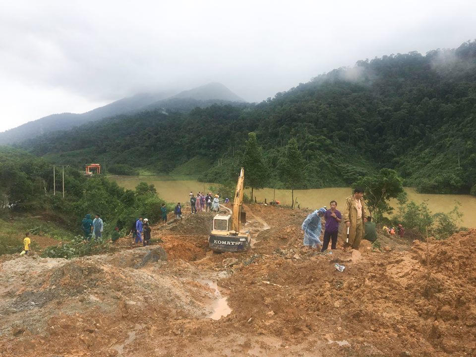 Nỗ lực tìm kiếm nạn nhân bị núi lở vùi lấp ở Phước Sơn