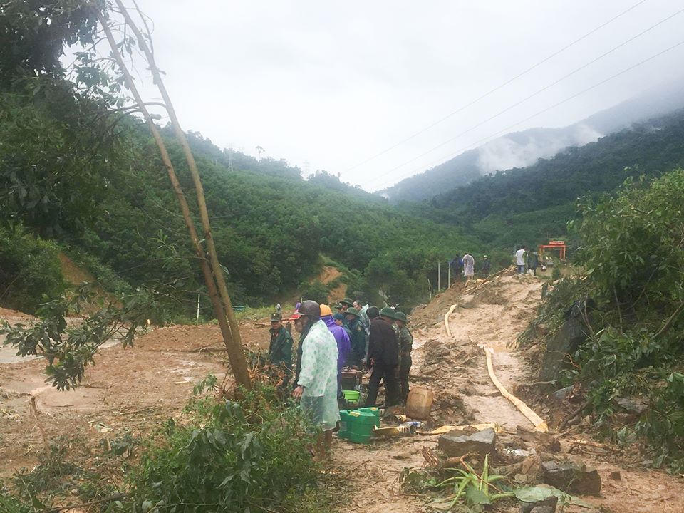 Nỗ lực tìm kiếm nạn nhân bị núi lở vùi lấp ở Phước Sơn