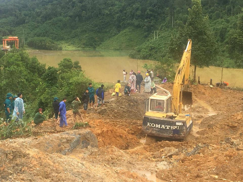 Nỗ lực tìm kiếm nạn nhân bị núi lở vùi lấp ở Phước Sơn