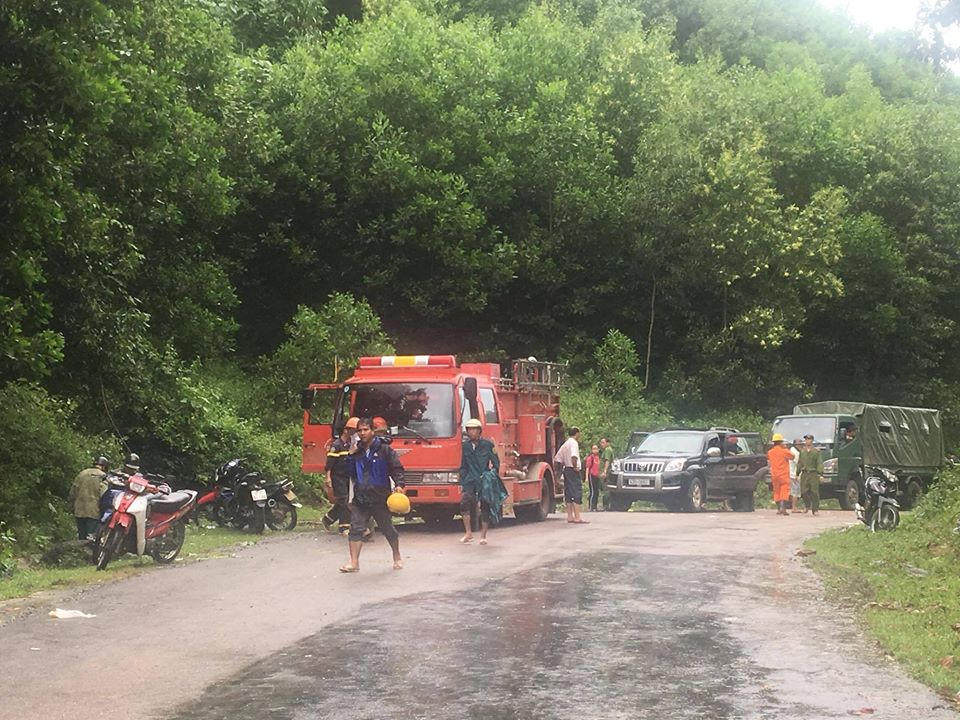 Nỗ lực tìm kiếm nạn nhân bị núi lở vùi lấp ở Phước Sơn