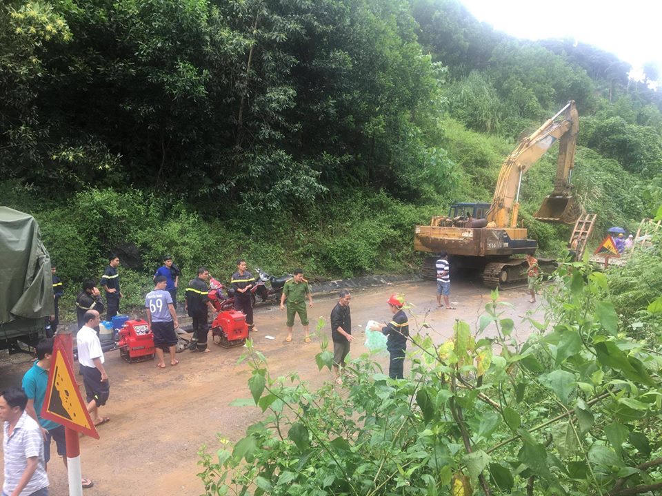 Nỗ lực tìm kiếm nạn nhân bị núi lở vùi lấp ở Phước Sơn