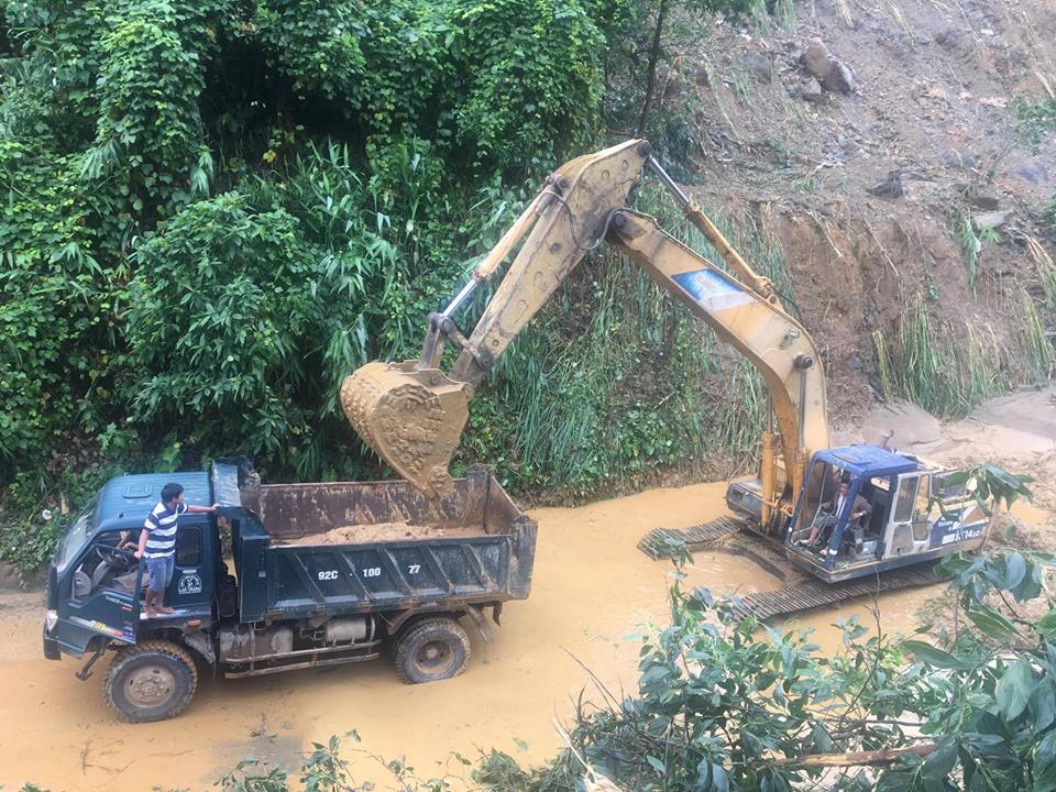 Nỗ lực tìm kiếm nạn nhân bị núi lở vùi lấp ở Phước Sơn