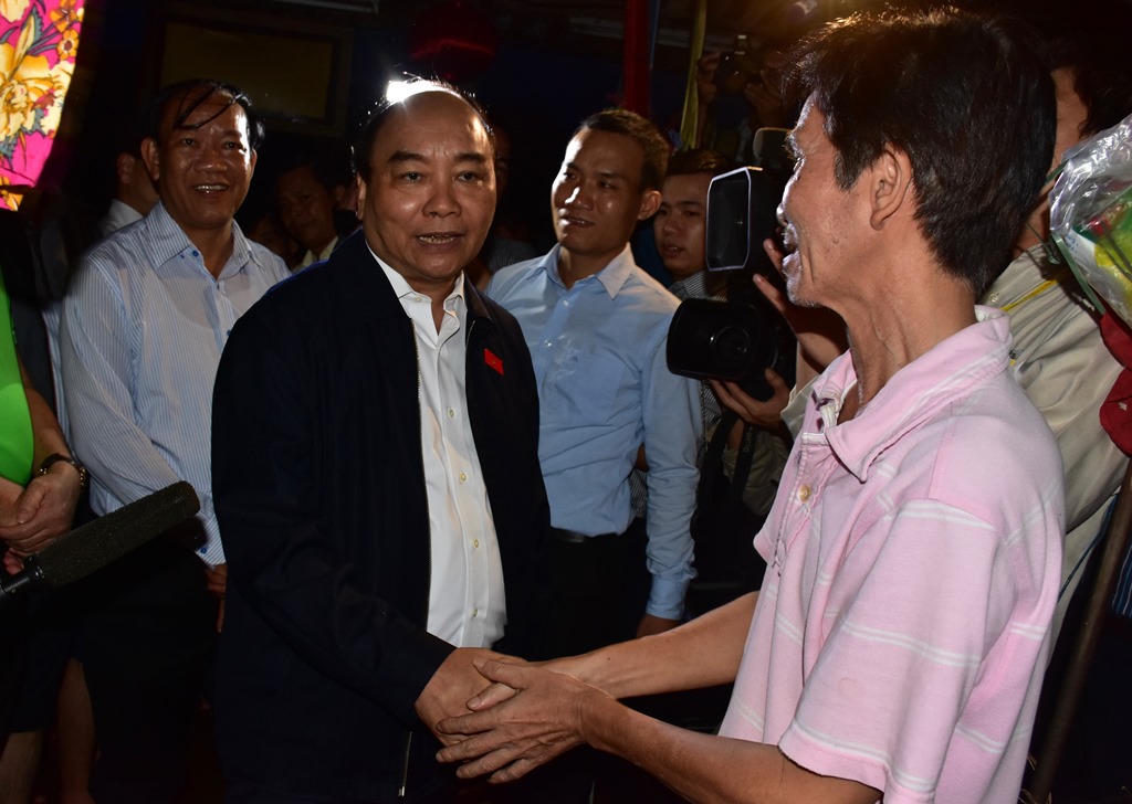 Thủ tướng lội nước lũ thăm người dân phố cổ Hội An bị ngập nặng