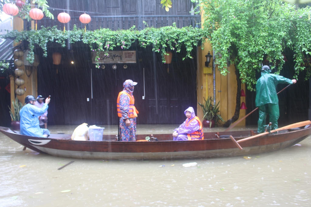 Thủ tướng lội nước lũ thăm người dân phố cổ Hội An bị ngập nặng