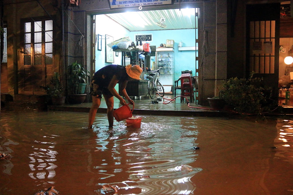 Người dân Hội An trắng đêm dọn đường phố chào đón APEC