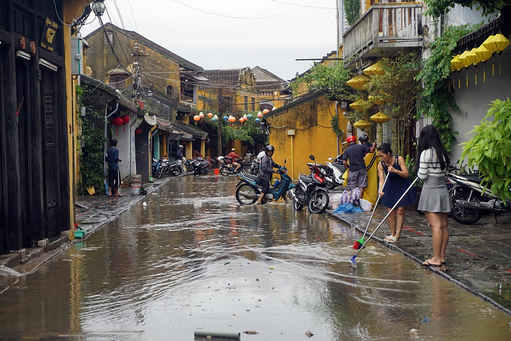 Người dân Hội An trắng đêm dọn đường phố chào đón APEC