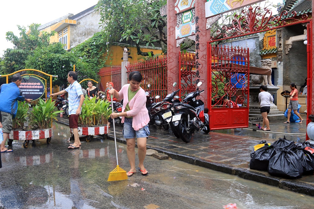 Người dân Hội An trắng đêm dọn đường phố chào đón APEC