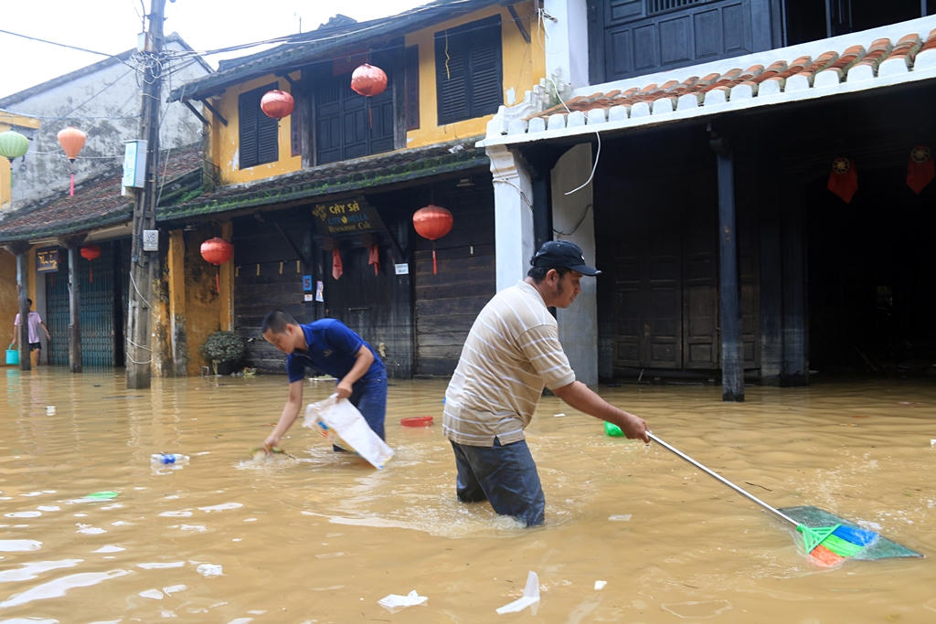 Người dân Hội An trắng đêm dọn đường phố chào đón APEC