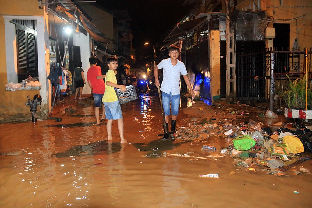 Người dân Hội An trắng đêm dọn đường phố chào đón APEC