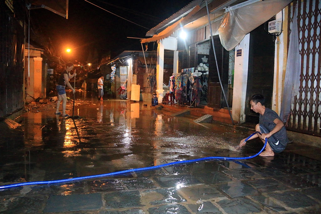 Người dân Hội An trắng đêm dọn đường phố chào đón APEC