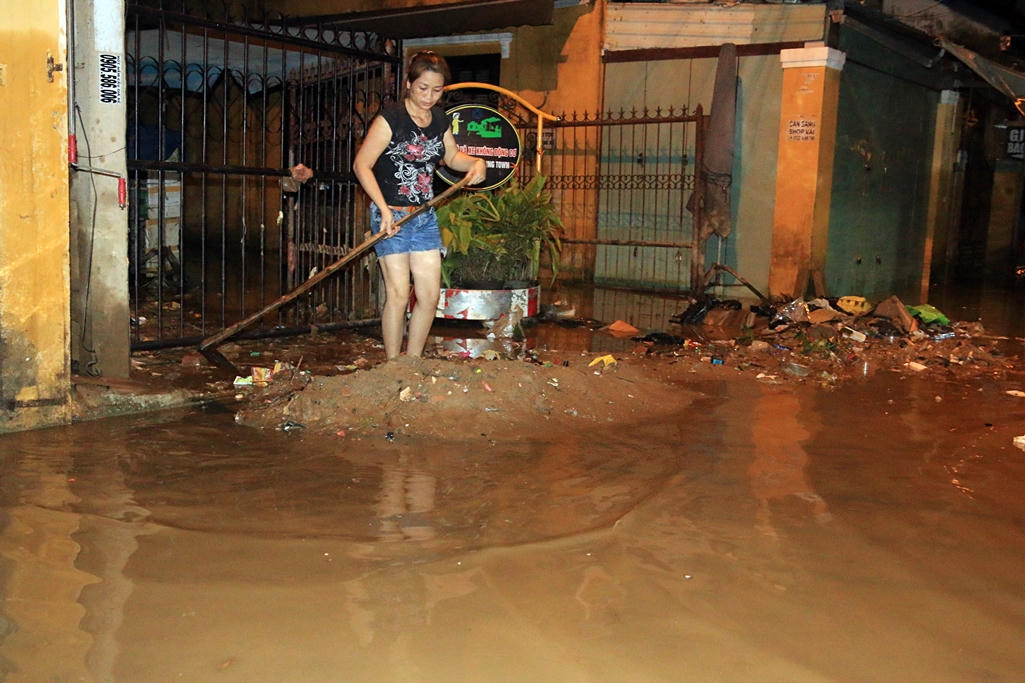 Người dân Hội An trắng đêm dọn đường phố chào đón APEC