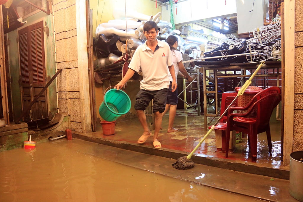 Người dân Hội An trắng đêm dọn đường phố chào đón APEC