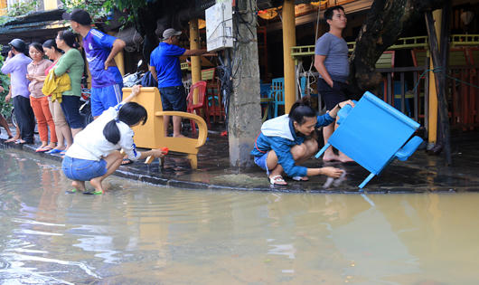 Người dân Hội An trắng đêm dọn đường phố chào đón APEC