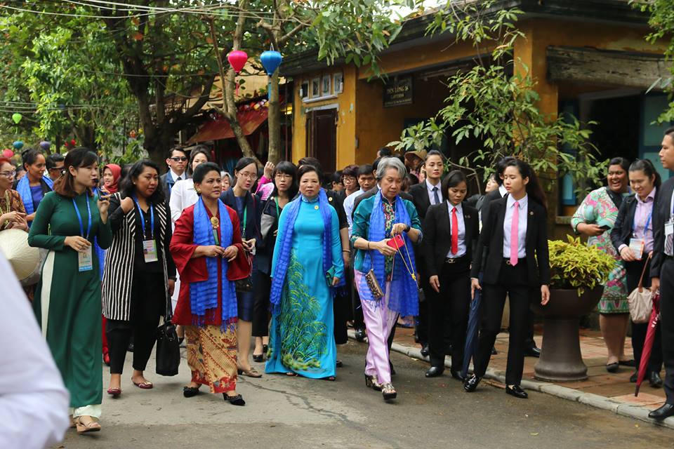 Phu nhân, phu quân lãnh đạo các nền kinh tế APEC dạo phố cổ Hội An