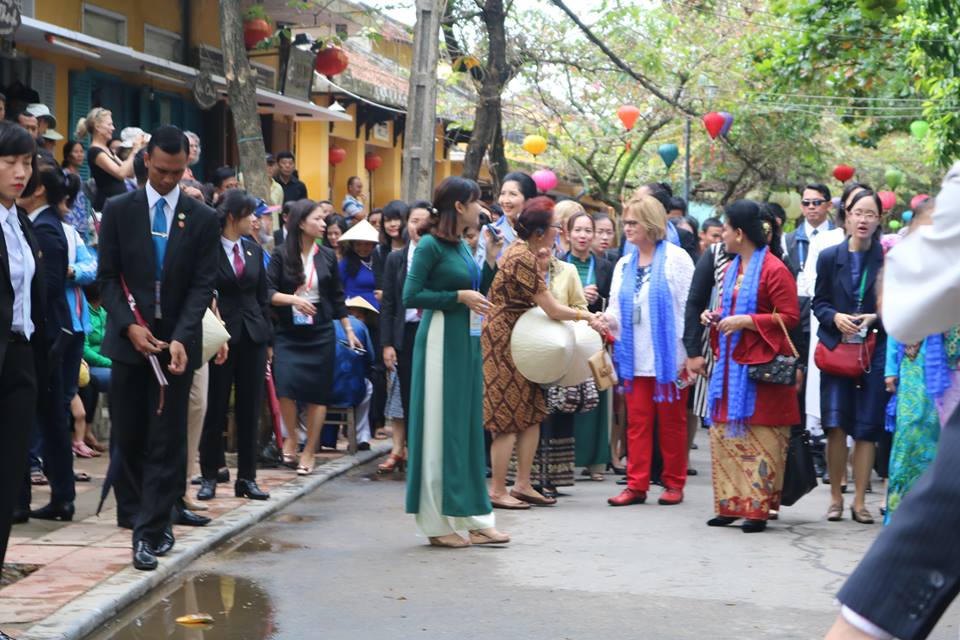 Phu nhân, phu quân lãnh đạo các nền kinh tế APEC dạo phố cổ Hội An
