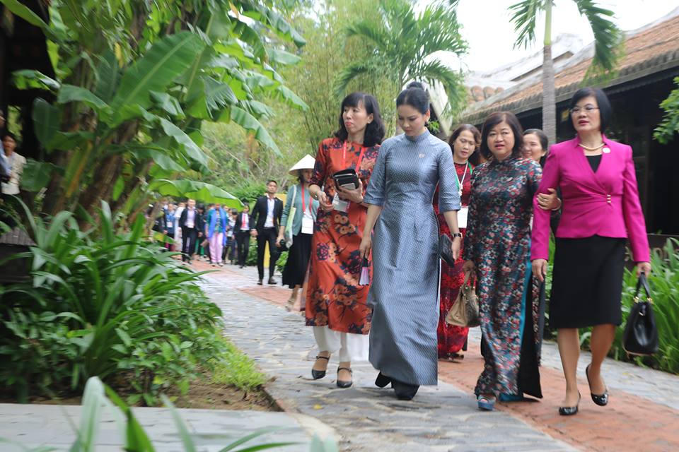 Phu nhân, phu quân lãnh đạo các nền kinh tế APEC dạo phố cổ Hội An