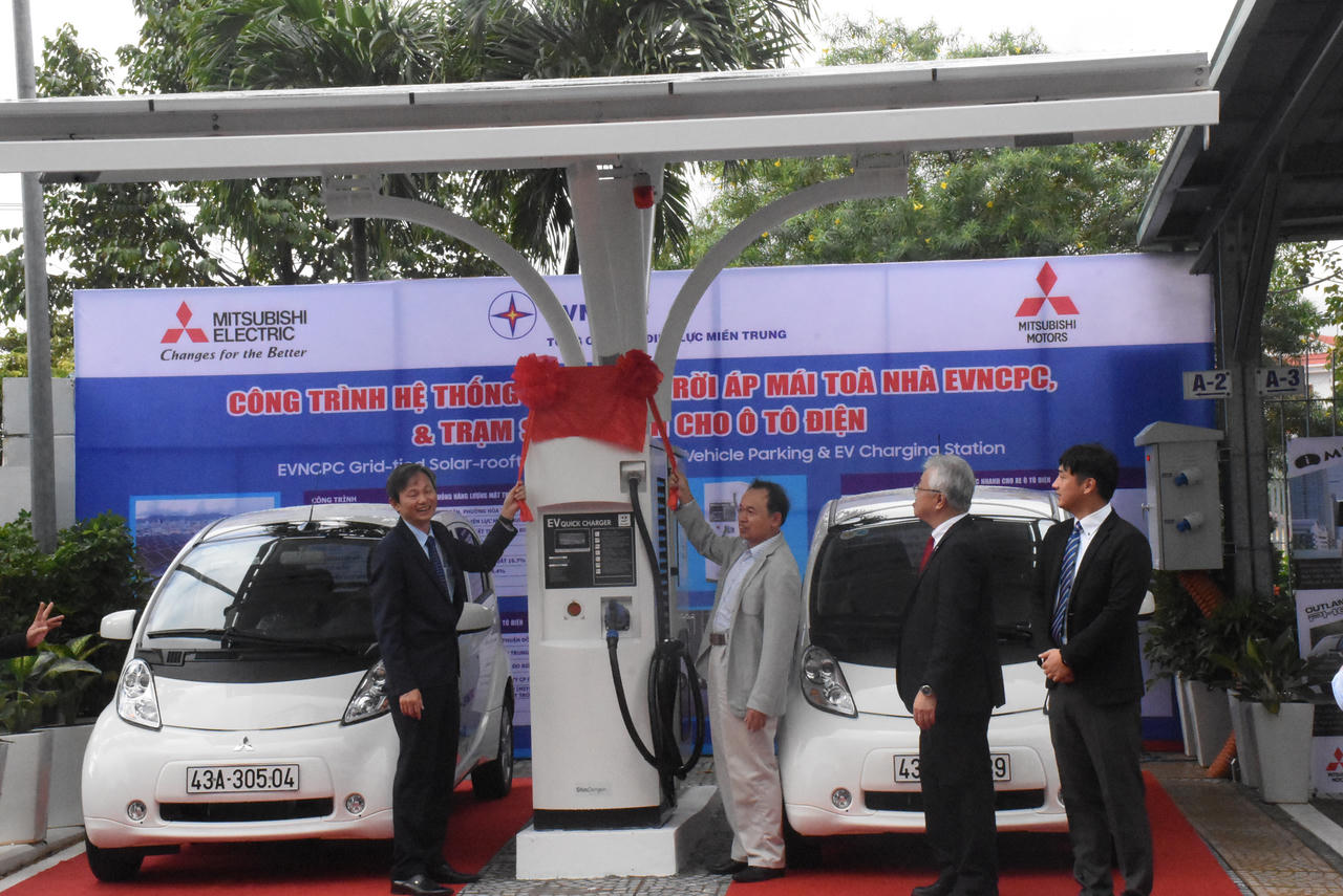 Dự án năng lượng mặt trời áp mái nối lưới và trạm sạc điện nhanh đầu tiên tại Việt Nam