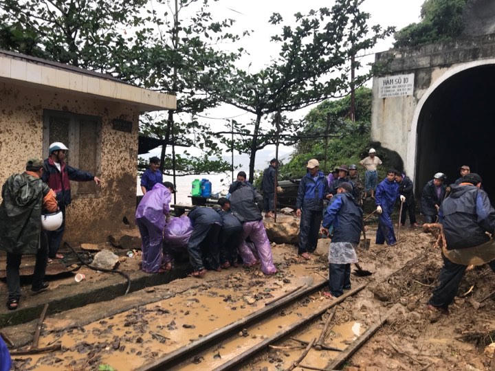 Khắc phục sạt lở tuyến đường sắt Bắc - Nam qua đèo Hải Vân