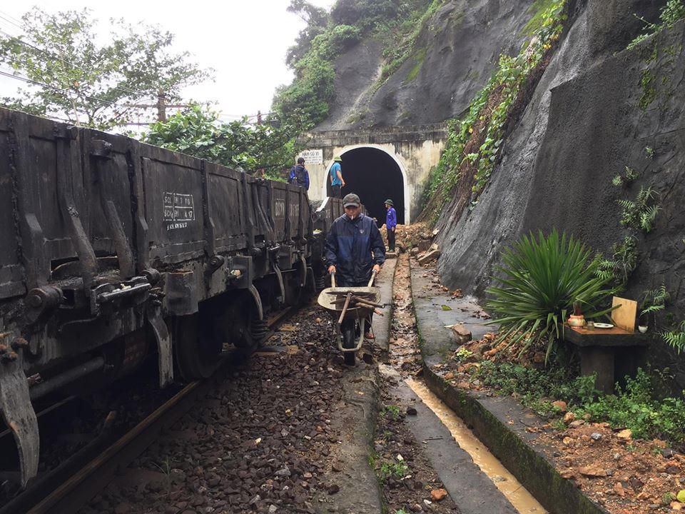 Khắc phục sạt lở tuyến đường sắt Bắc - Nam qua đèo Hải Vân