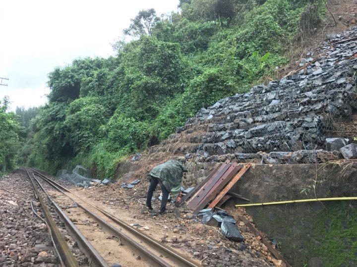 Khắc phục sạt lở tuyến đường sắt Bắc - Nam qua đèo Hải Vân