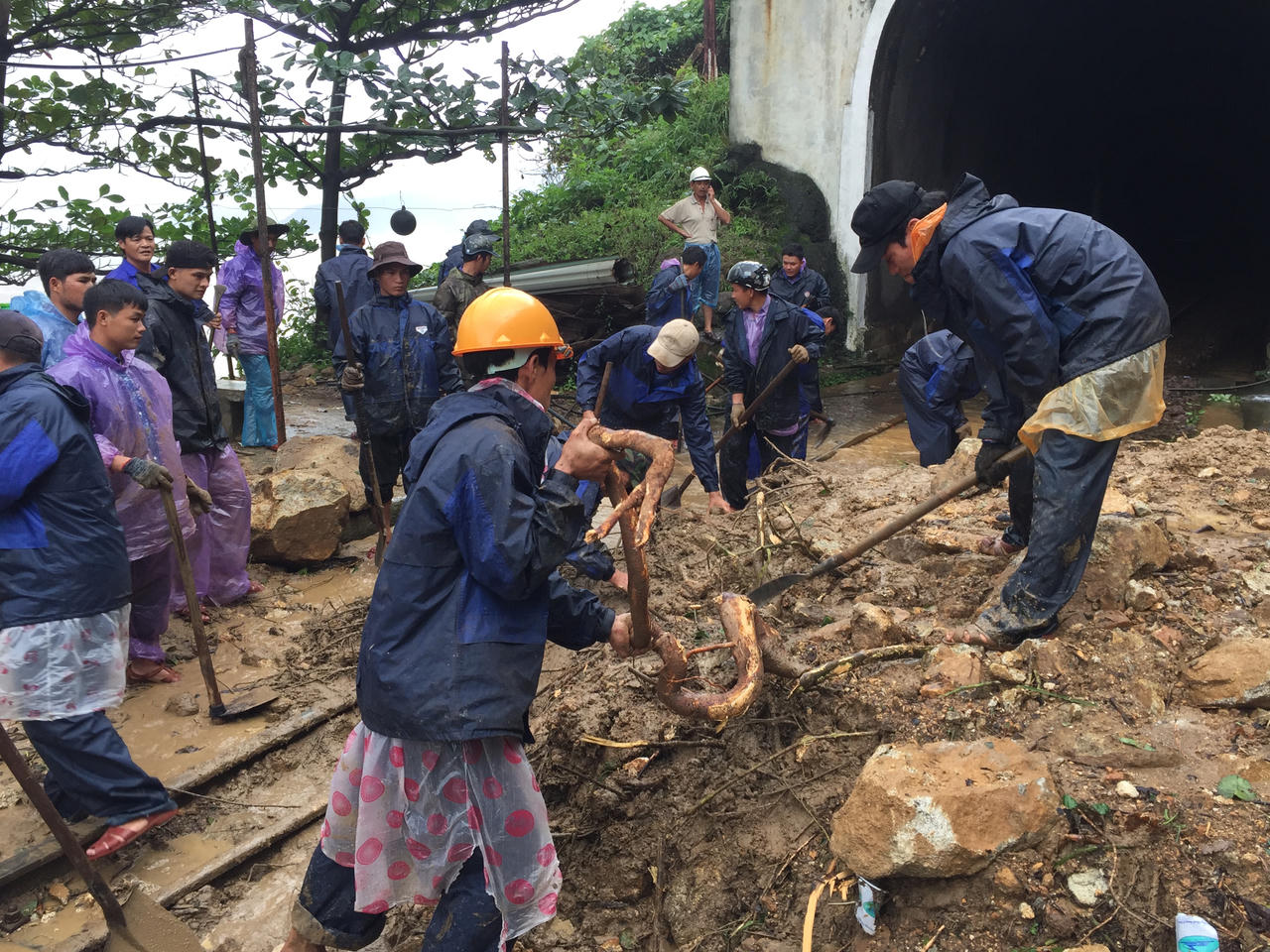 Khắc phục sạt lở tuyến đường sắt Bắc - Nam qua đèo Hải Vân