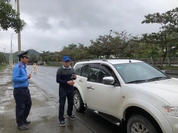 Đà Nẵng: Tổ liên ngành ra quân xử lý hàng loạt xe ô tô chở khách “chui”