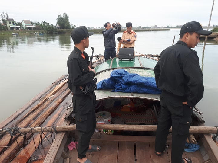 Gay cấn cảnh bắt gỗ lậu trên sông Thu Bồn