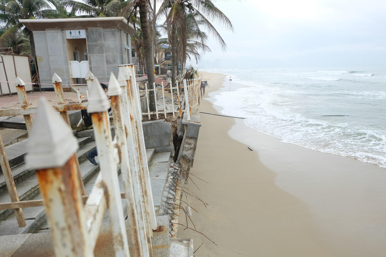 Chủ tịch Đà Nẵng thị sát bãi biển bị xâm thực