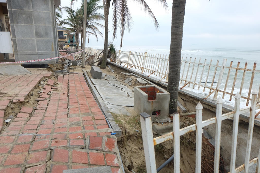 Chủ tịch Đà Nẵng thị sát bãi biển bị xâm thực