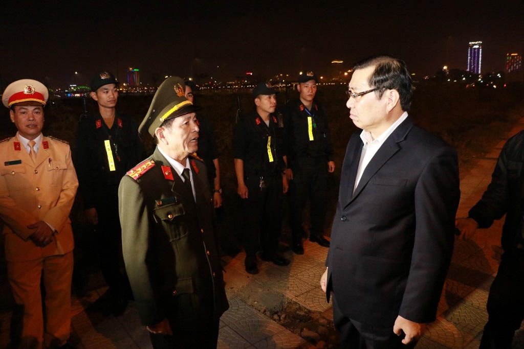 Lãnh đạo Đà Nẵng, thăm chúc Tết trước thềm Giao thừa và cùng người dân chào đón năm mới