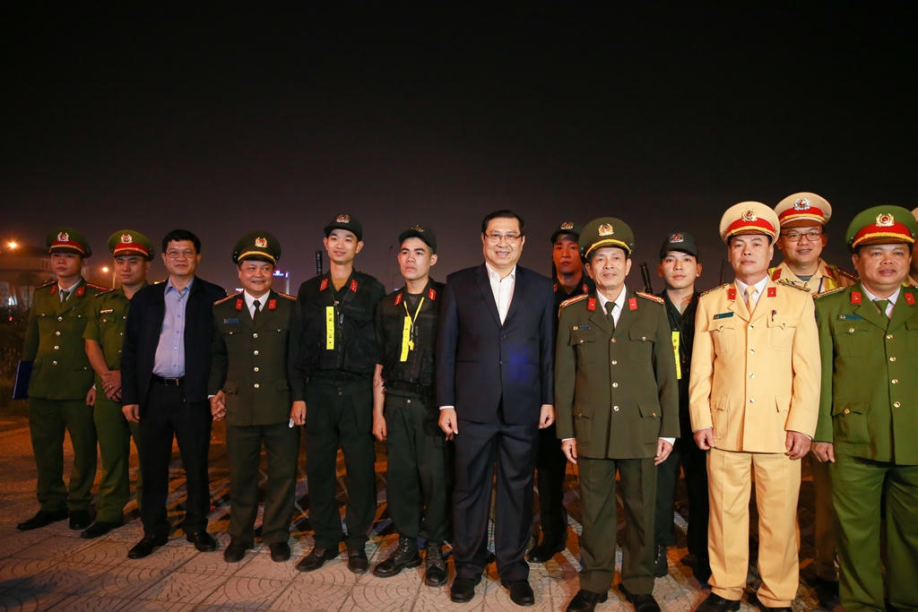 Lãnh đạo Đà Nẵng, thăm chúc Tết trước thềm Giao thừa và cùng người dân chào đón năm mới