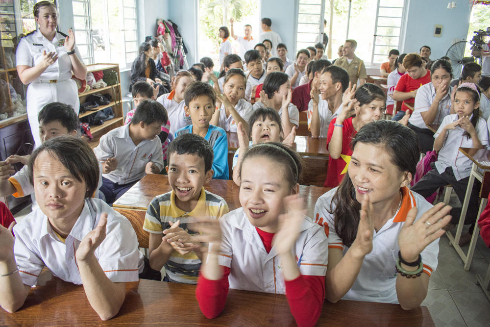 Nữ thủy thủ Mỹ xúc động giao lưu với trẻ em bị chất độc da cam Việt Nam