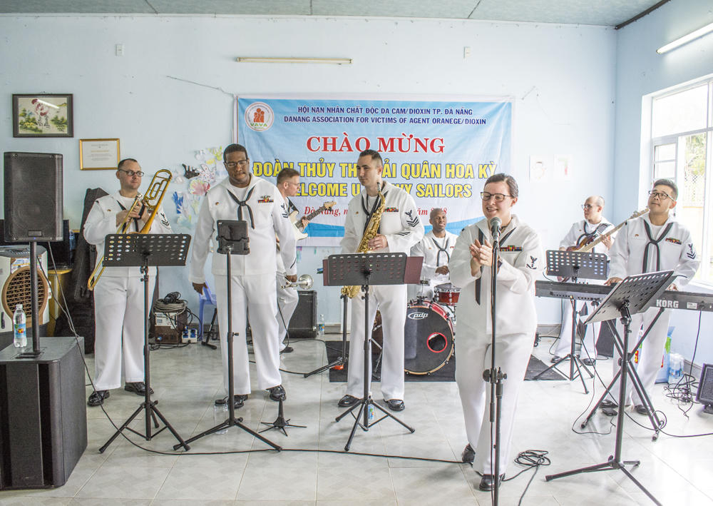 Nữ thủy thủ Mỹ xúc động giao lưu với trẻ em bị chất độc da cam Việt Nam