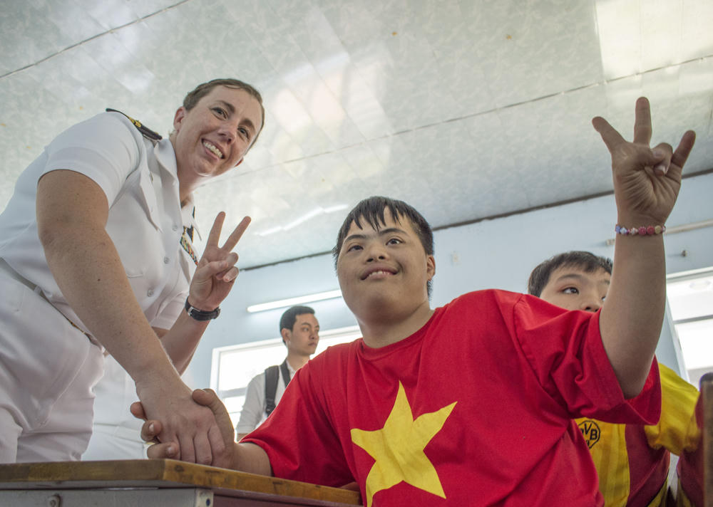 Nữ thủy thủ Mỹ xúc động giao lưu với trẻ em bị chất độc da cam Việt Nam