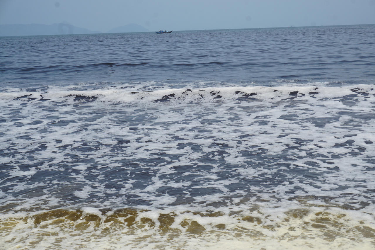 Phát hiện vệt nước màu đen có mùi hôi ở biển Đà Nẵng